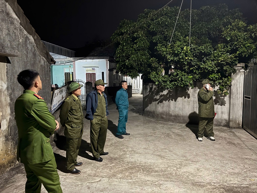 Công an xã kiểm tra, hướng dẫn người dân thực hiện quy định về cư trú