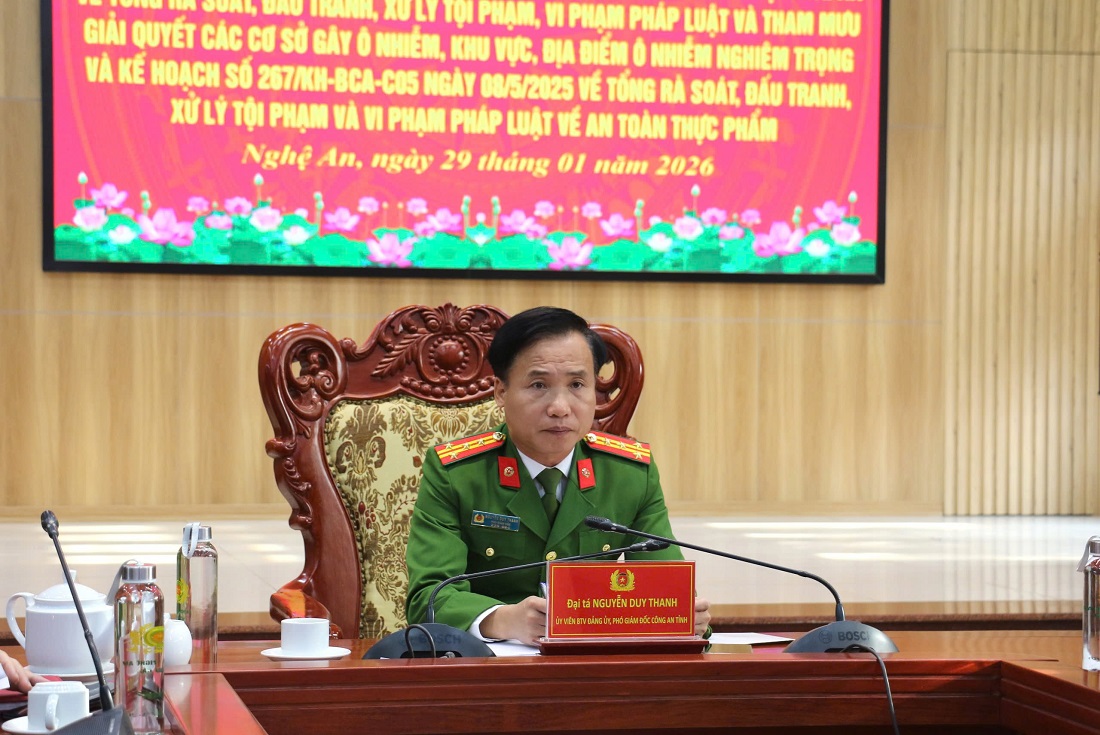Đồng chí Đại tá Nguyễn Duy Thanh, Phó Giám đốc Công an tỉnh chủ trì tại điểm cầu Công an tỉnh Nghệ An