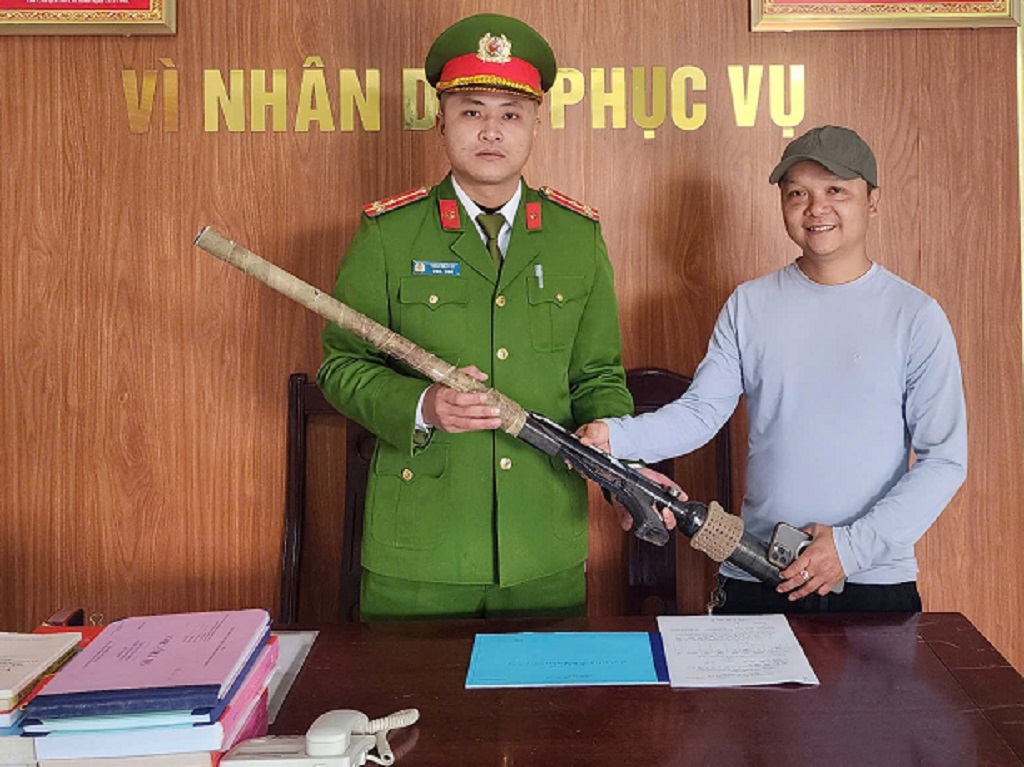Vận động Nhân dân giao nộp vũ khí, vật liệu nổ và công cụ hỗ trợ