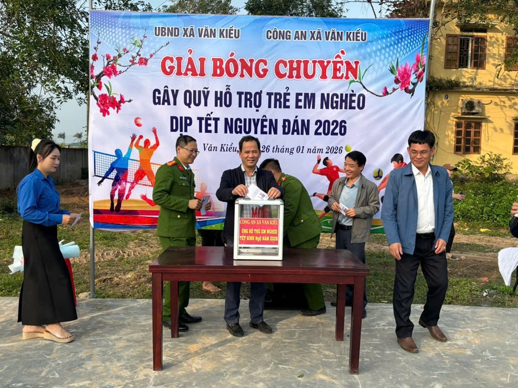 Công an xã Văn Kiều tổ chức Giải bóng chuyền hỗ trợ trẻ em nghèo