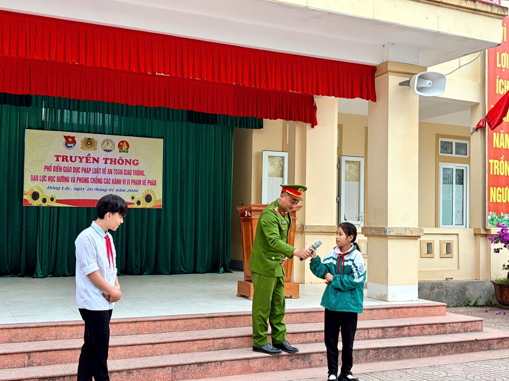 Công an xã Đông Lộc tuyên truyền pháp luật trong trường học