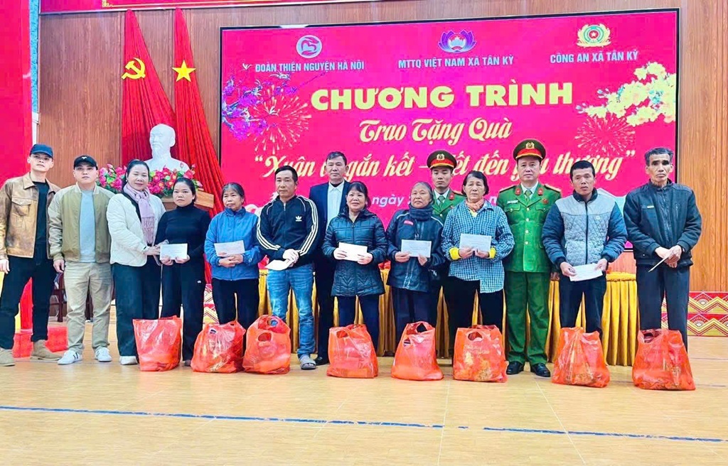 Công an xã Tân Kỳ trao quà tặng hộ cận nghèo, hộ nghèo nhân dịp Tết Nguyên đán 2026