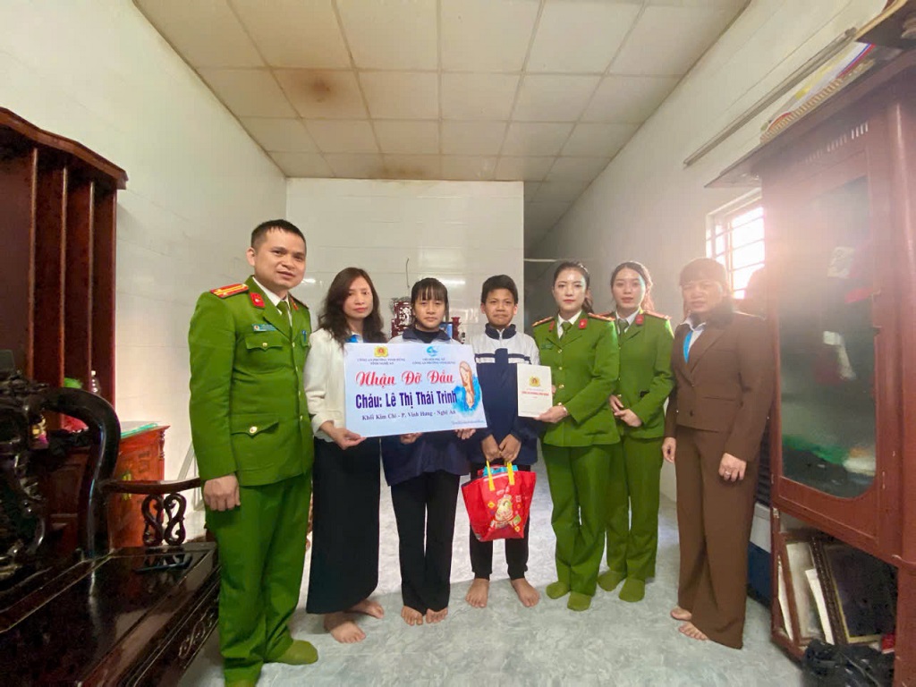 Chi hội Phụ nữ Công an phường Vinh Hưng nhận đỡ đầu cháu Lê Thị Thái Trinh 