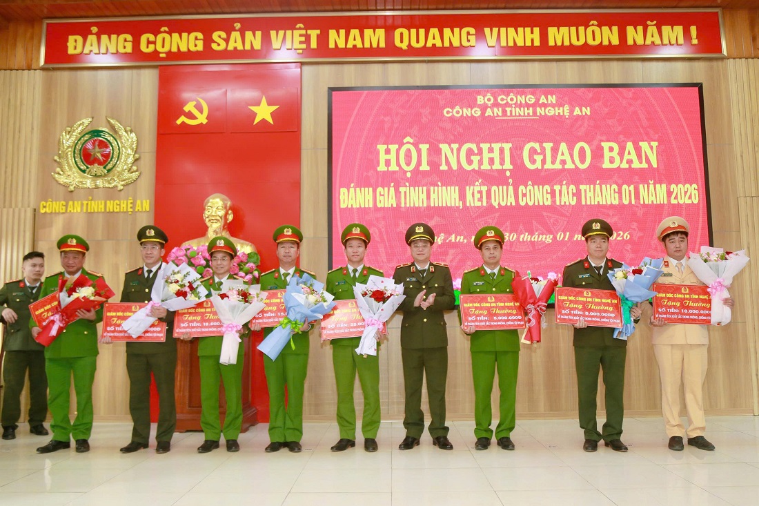 Đồng chí Thiếu tướng Đinh Việt Dũng, Ủy viên Ban Thường vụ Tỉnh ủy, Bí thư Đảng ủy, Giám đốc Công an tỉnh trao thưởng tập thể, cá nhân đạt thành tích đặc biệt xuất sắc trong đợt cao điểm