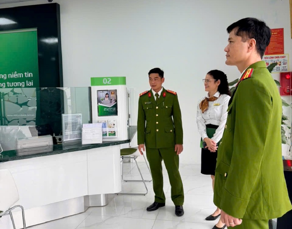 Công an phường Thành Vinh kiểm tra, hướng dẫn ngân hàng, cơ sở kinh doanh chủ động phòng ngừa tội phạm dịp cuối năm