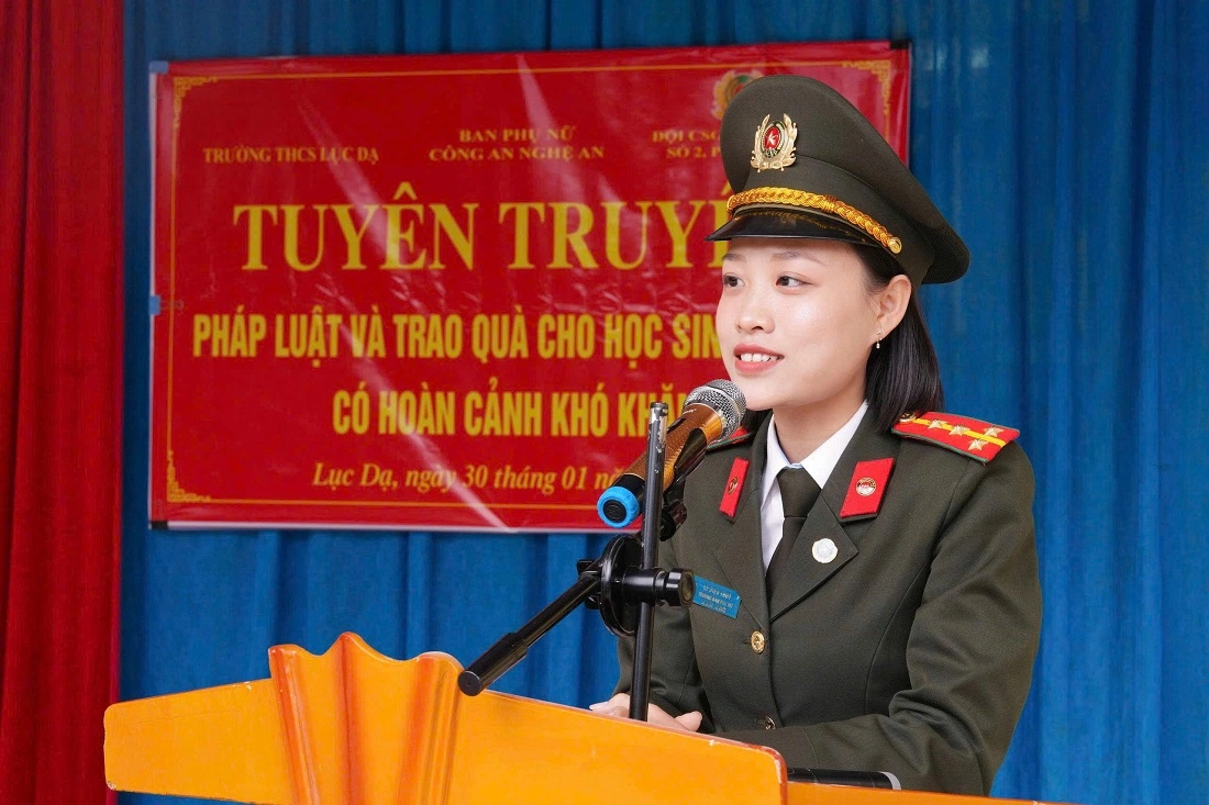 Đồng chí Đại úy Lê Diệu Thúy, Trưởng Ban phụ nữ Công an tỉnh phát biểu tại chương trình 