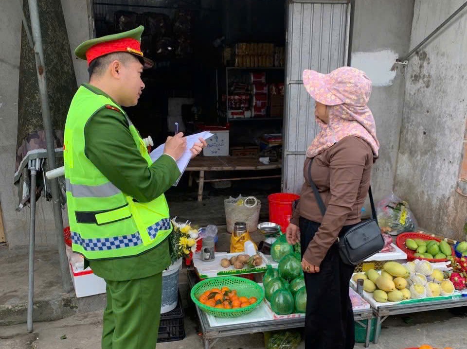 Công an xã An Châu ra quân giải tỏa hành lang an toàn giao thông