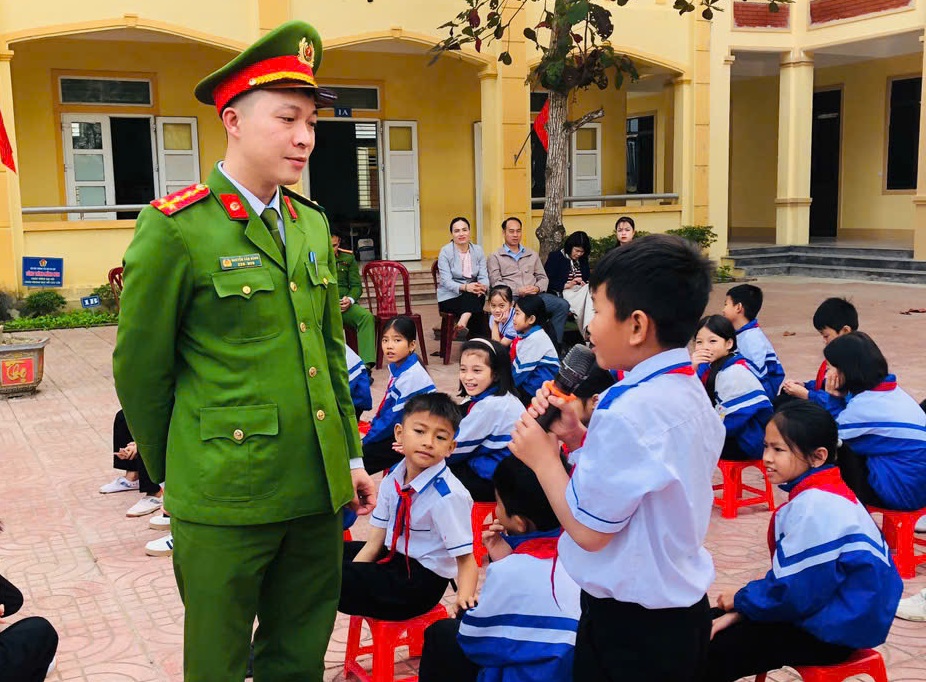 Công an xã Lương Sơn tuyên truyền trật tự an toàn giao thông, phòng ngừa vi phạm về vũ khí, vật liệu nổ, công cụ hỗ trợ và pháo