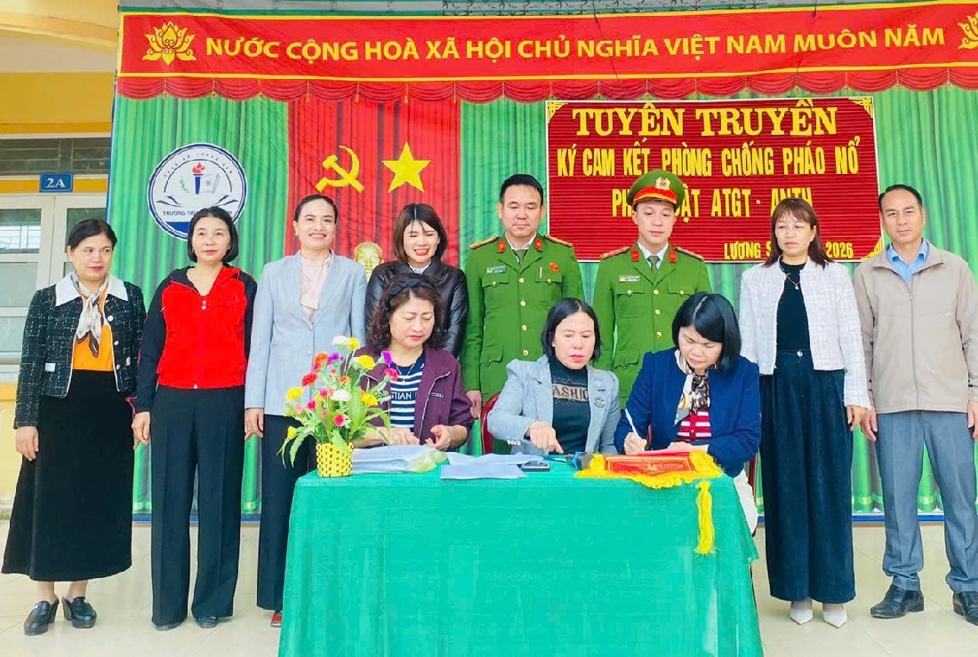 Tổ chức ký cam kết cho cán bộ, giáo viên 
