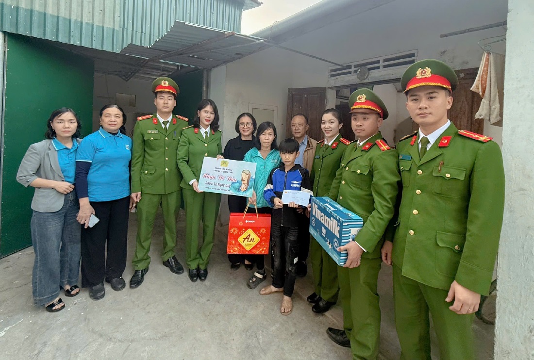 Công an xã Quảng Châu nhận đỡ đầu trẻ em có hoàn cảnh đặc biệt khó khăn