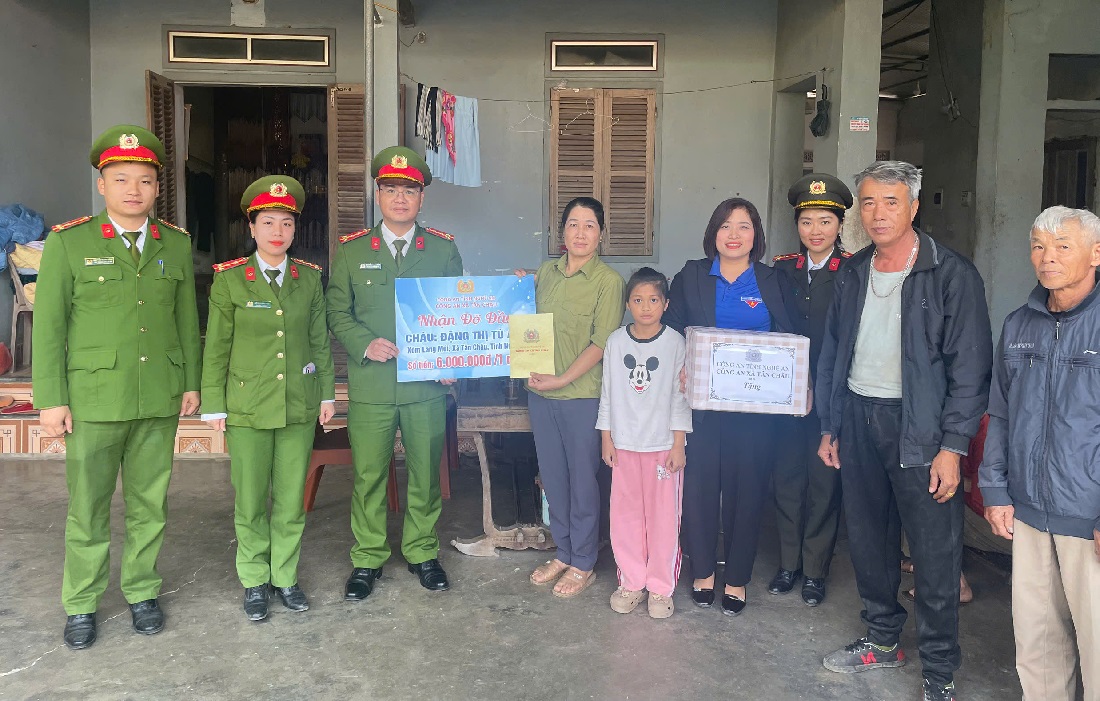 Công an xã Tân Châu nhận đỡ đầu trẻ em có hoàn cảnh đặc biệt khó khăn