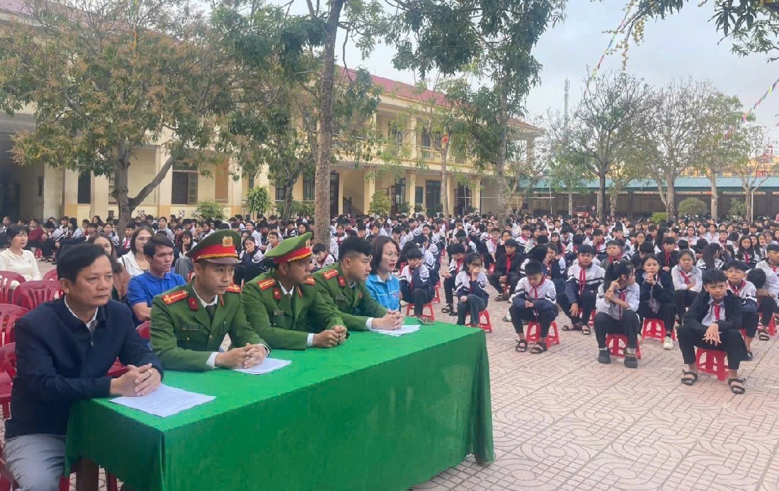Đại biểu và học sinh tham gia buổi tuyên truyền