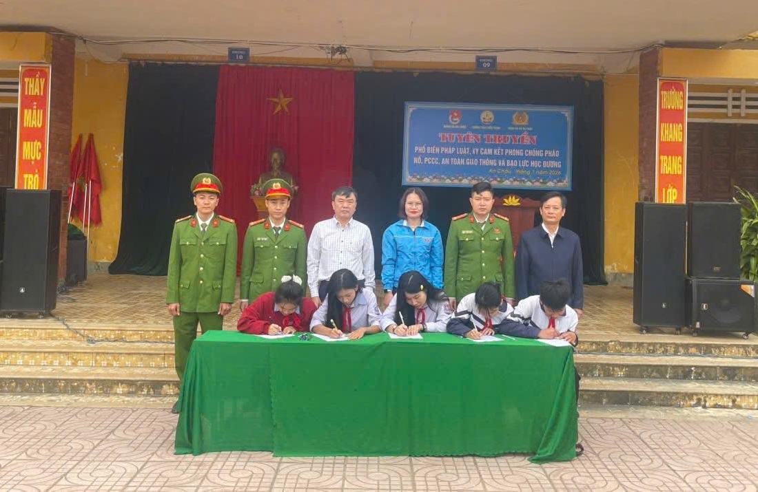 Công an xã An Châu tuyên truyền, phổ biến pháp luật cho học sinh