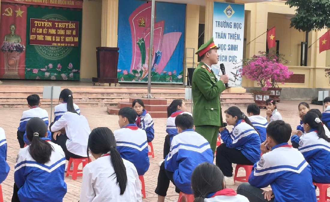 Cán bộ Công an xã phổ biến nhiều nội dung trọng tâm