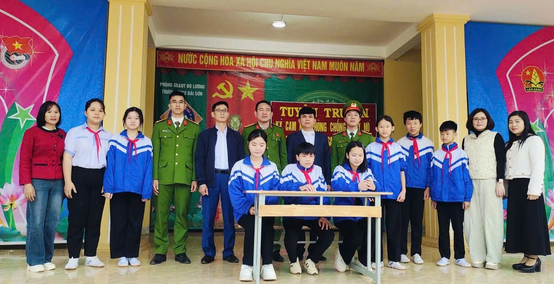 Đại diện các lớp ký cam kết chấp hành nghiêm nội dung được tuyên truyền
