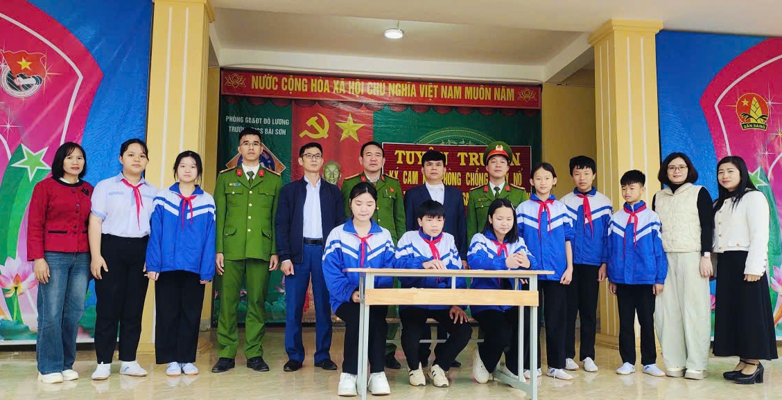 Công an xã Lương Sơn tuyên truyền pháp luật tại trường học