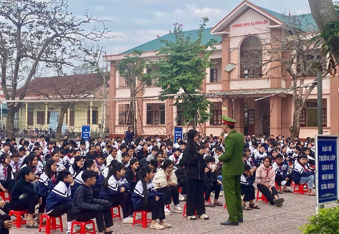 Công an xã Tân Châu tuyên truyền về trật tự an toàn giao thông và phòng, chống pháo nổ