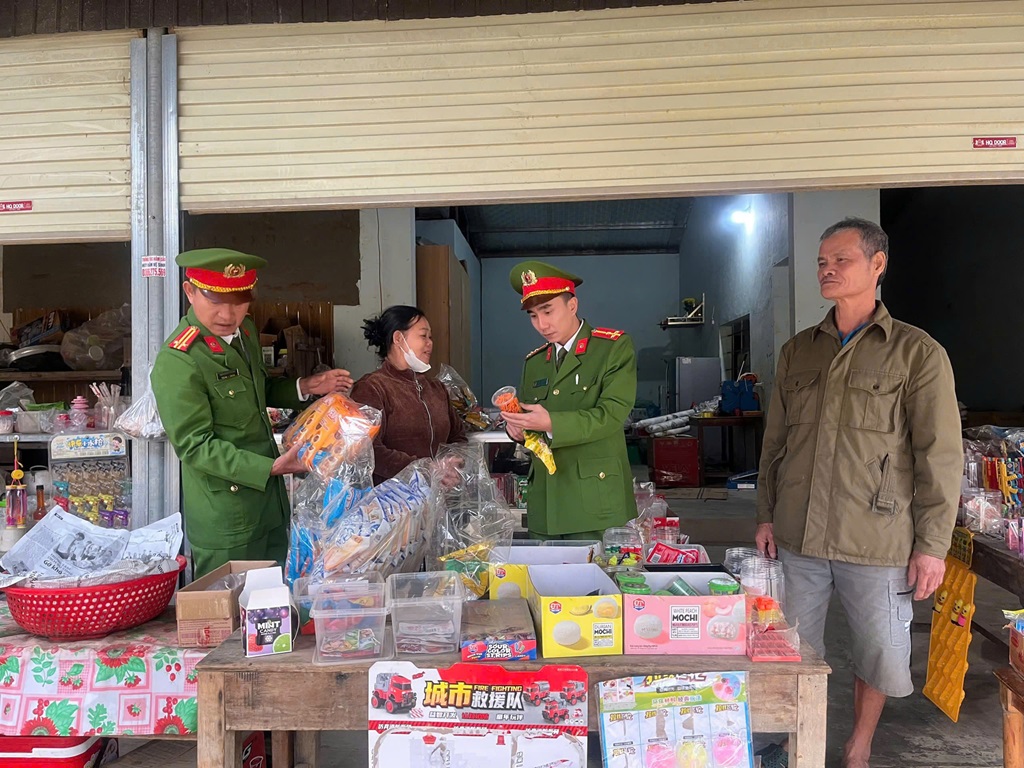 Công an xã Châu Tiến tuyên truyền, kiểm tra, xử lý hành vi buôn bán hàng hóa không rõ nguồn gốc, xuất xứ