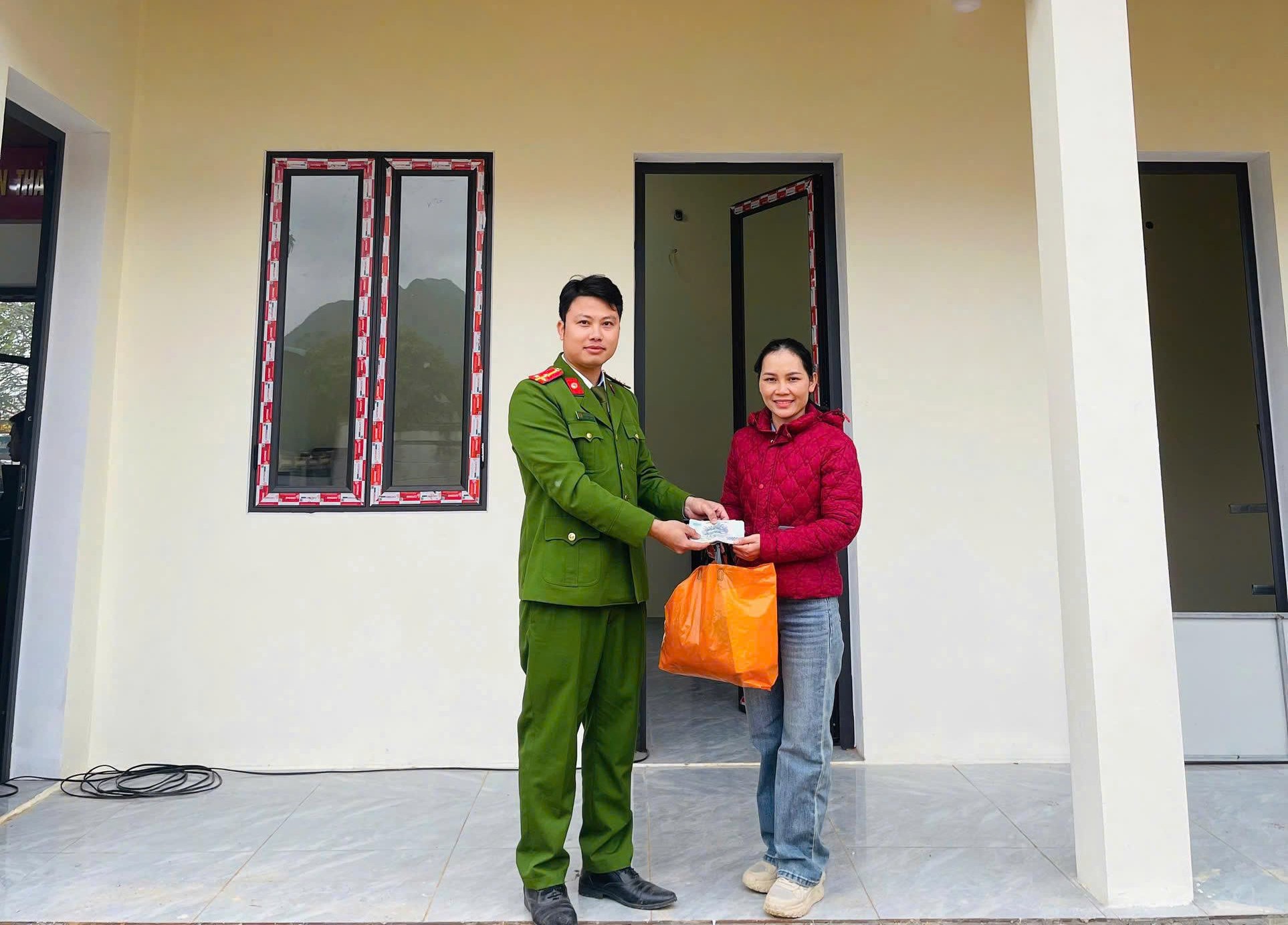 Công an xã Tiên Đồng bàn giao tài sản đánh rơi cho chị Vân