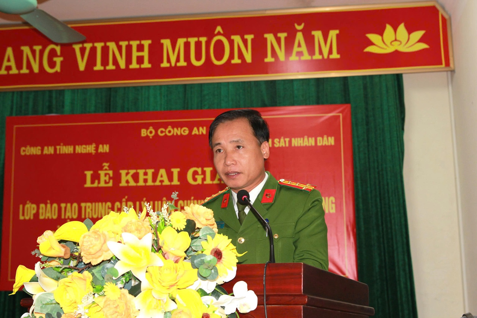 Đại tá Nguyễn Duy Thanh, Phó Giám đốc Công an phát biểu tại Lễ khai giảng