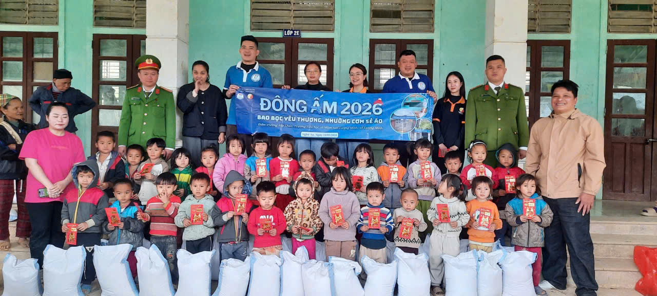 Công an xã Lượng Minh tặng quà học sinh nhân dịp Tết đến Xuân về