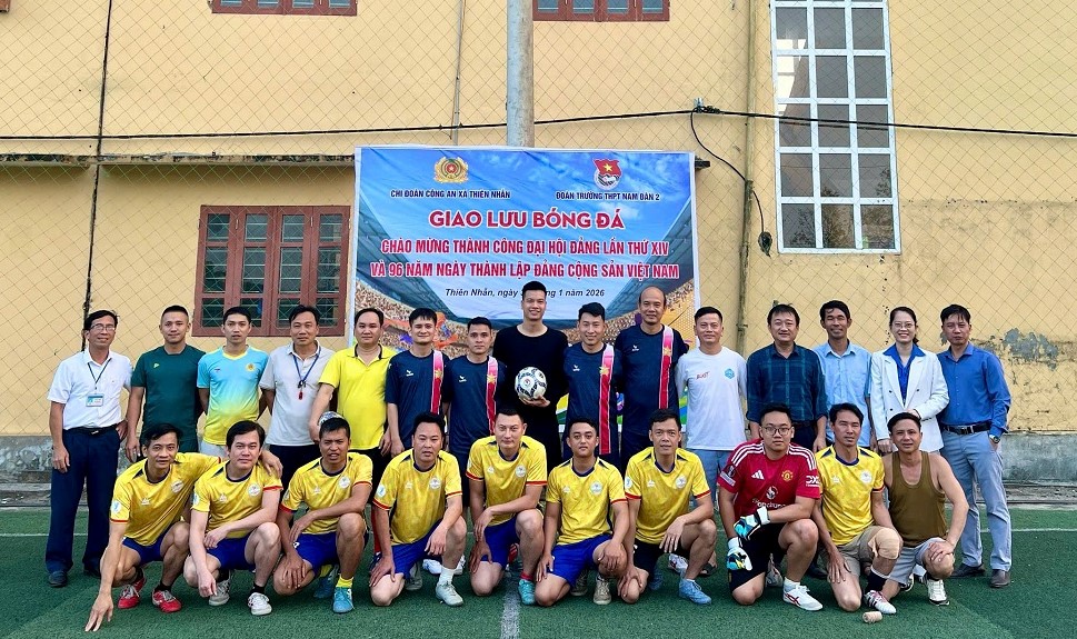 Công an xã Thiên Nhẫn giao lưu bóng đá với Trường THPT Nam Đàn 2