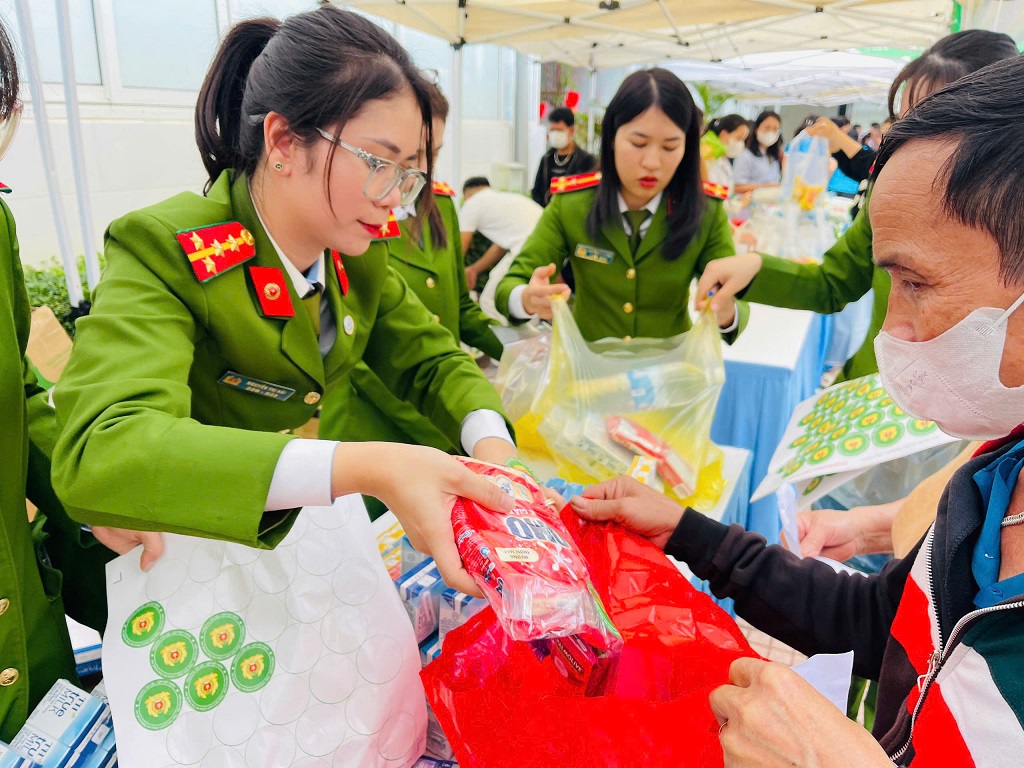 Hội Phụ nữ Trại Tạm giam trao tặng nhiều phần quà đến bệnh nhân tại Bệnh viện đa khoa Thành phố Vinh