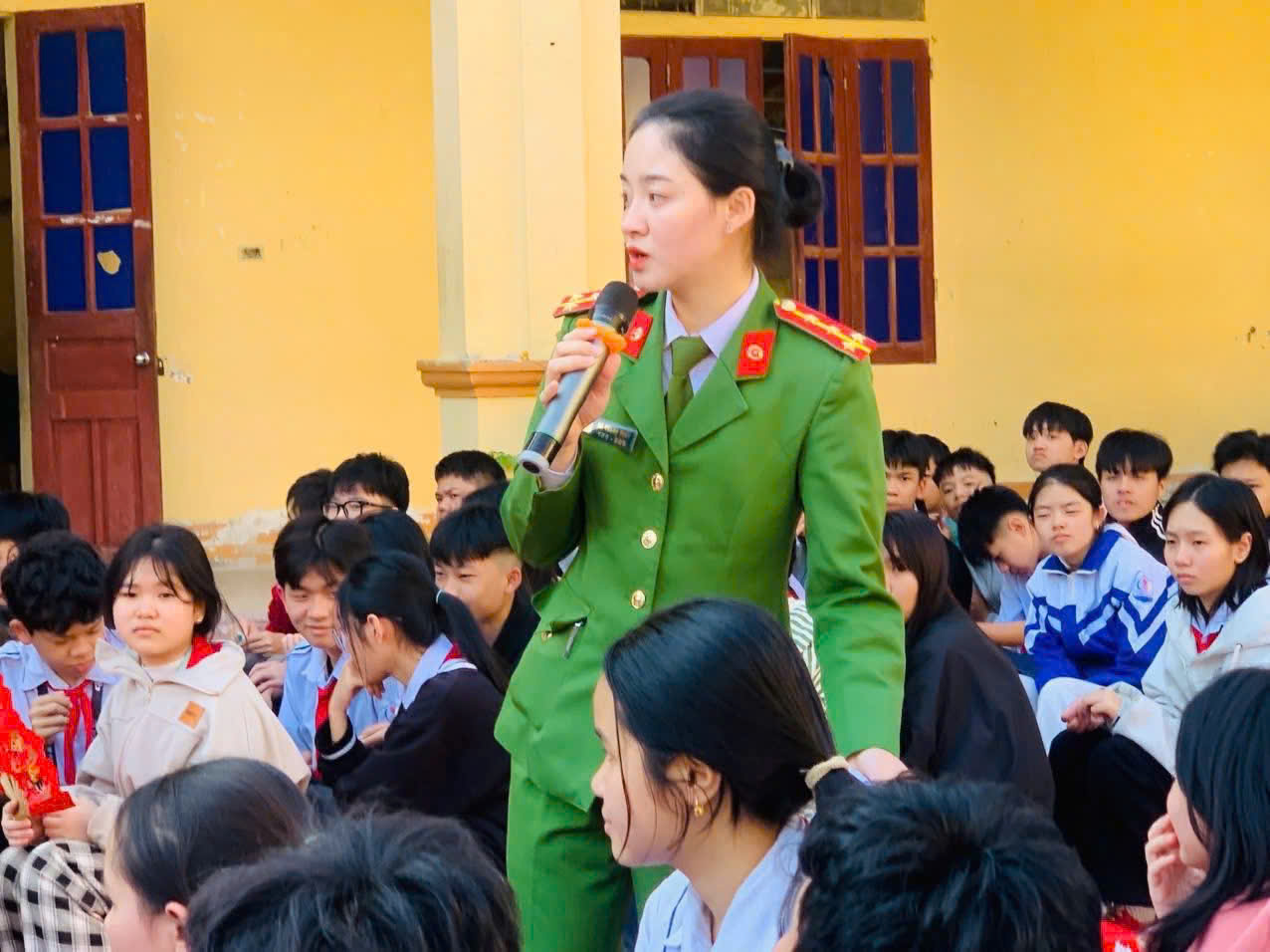 Công an xã Tương Dương tuyên truyền pháp luật về pháo nổ trong trường học