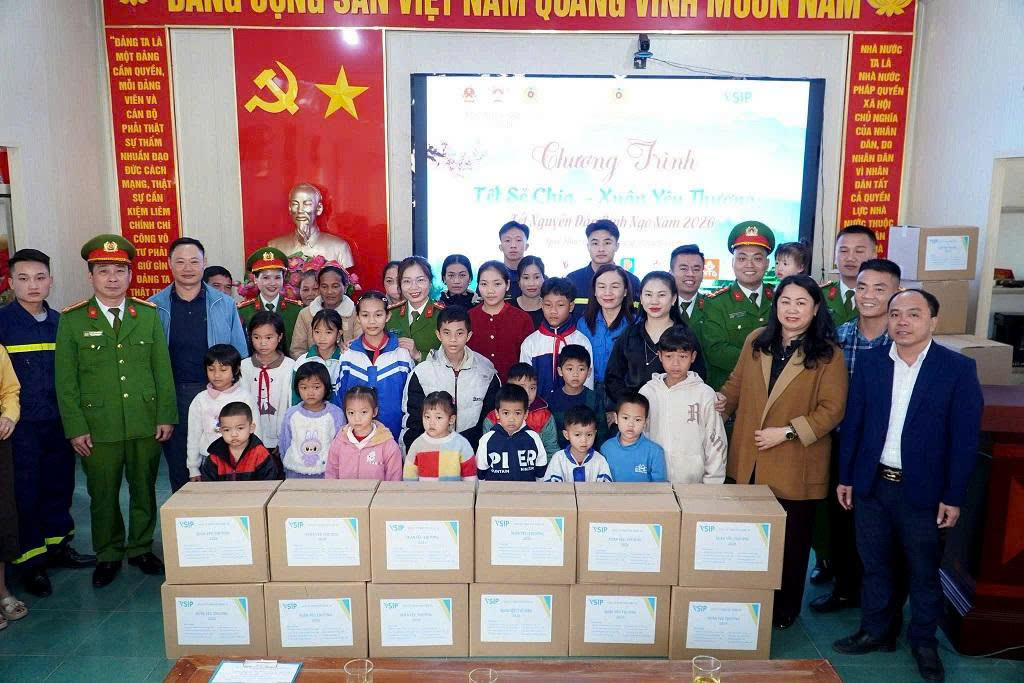 Trao 120 suất quà tại xã Yên Hòa