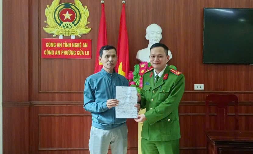 Công an phường Cửa Lò hỗ trợ người dân nhận lại hơn 400 triệu đồng chuyển nhầm