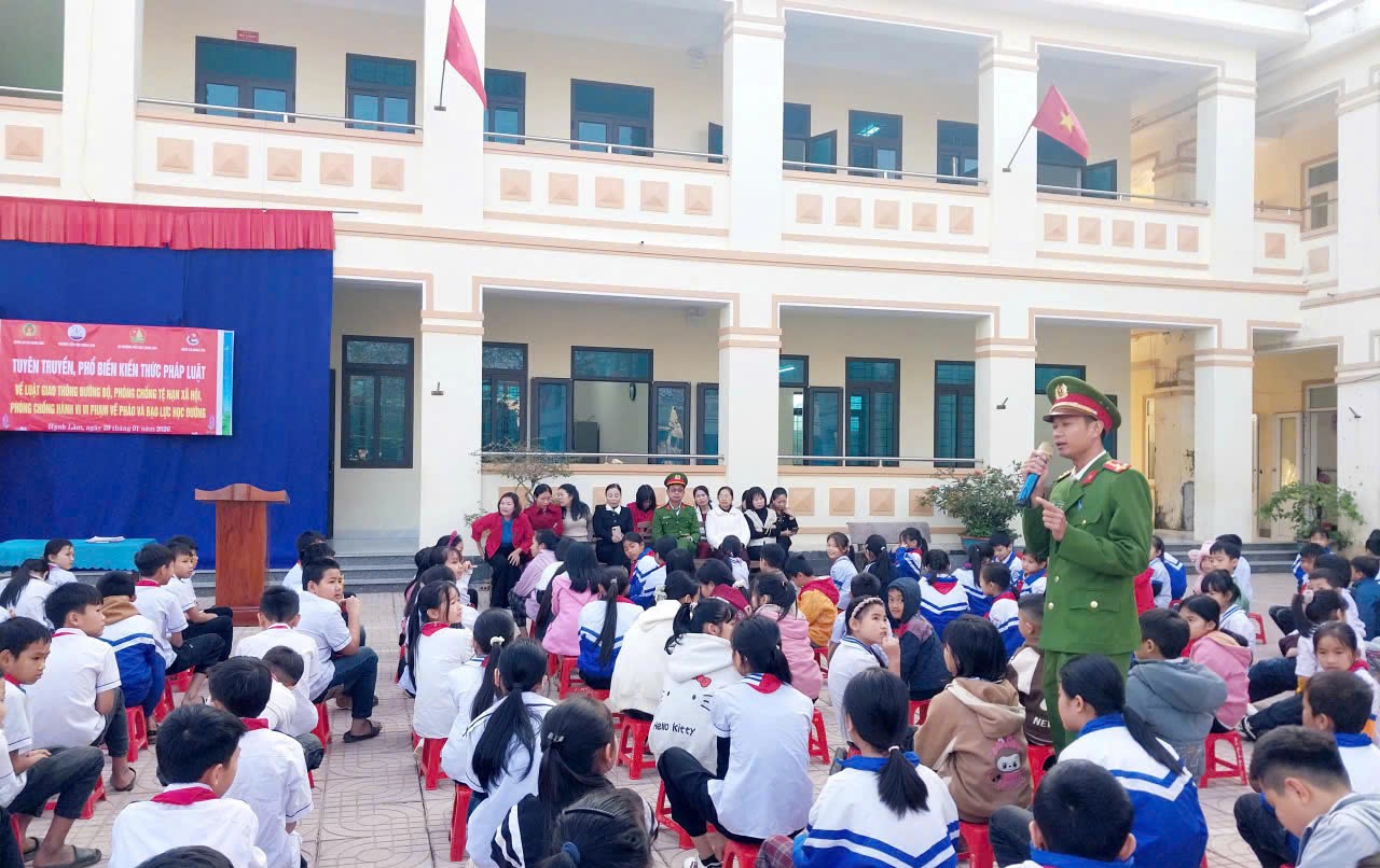 Công an xã Hạnh Lâm tuyên truyền với hình thức trực quan, giúp học sinh dễ hiểu – dễ nhớ