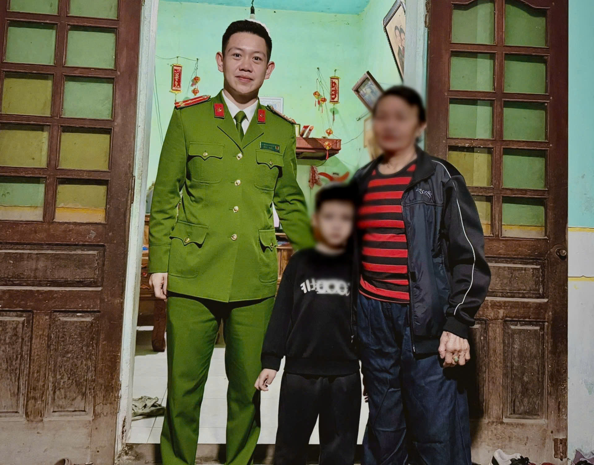Công an xã Nghĩa Hưng bàn giao cháu bé cho gia đình