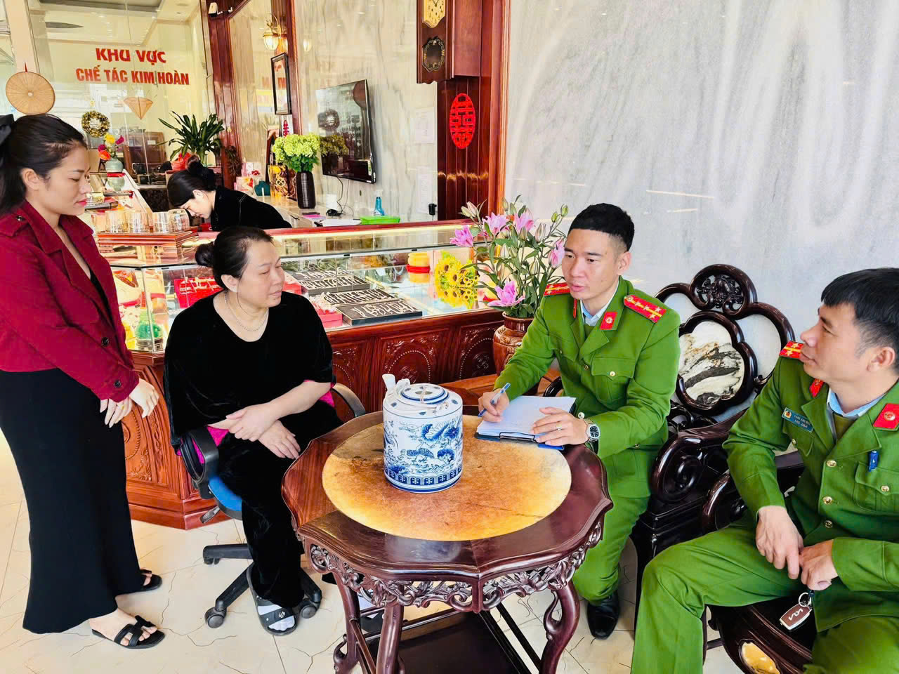 Công an xã Tân Kỳ tiến hành kiểm tra, hướng dẫn nghiệp vụ tại ngân hàng và tiệm vàng lớn