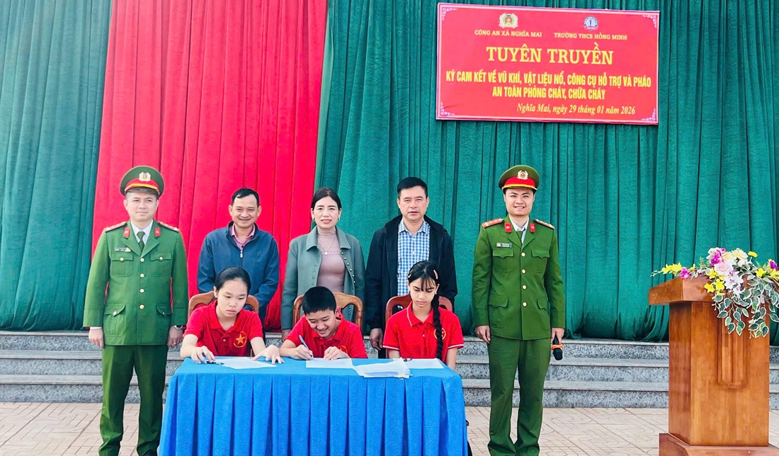 Công an xã Nghĩa Mai tuyên truyền pháp luật trong trường học