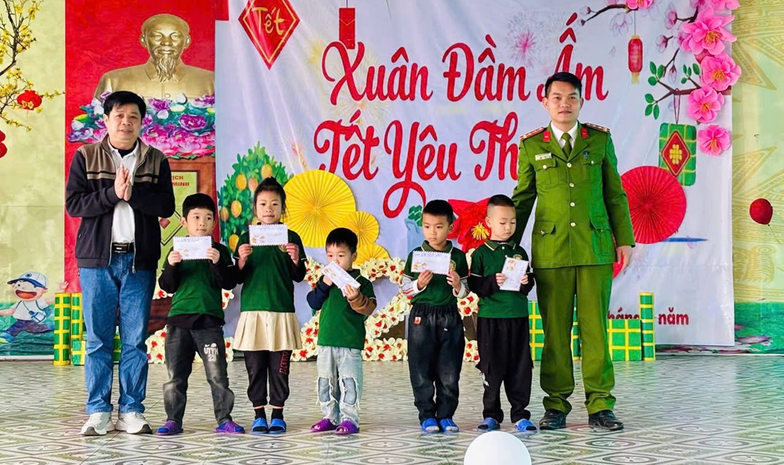 Công an xã Nghĩa Lâm trao quà tặng học sinh có hoàn cảnh khó khăn