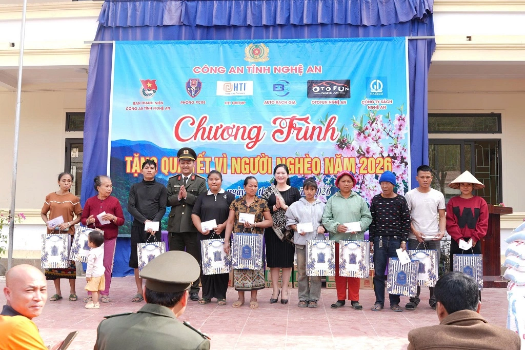 Trao quà tặng hộ gia đình có hoàn cảnh khó khăn