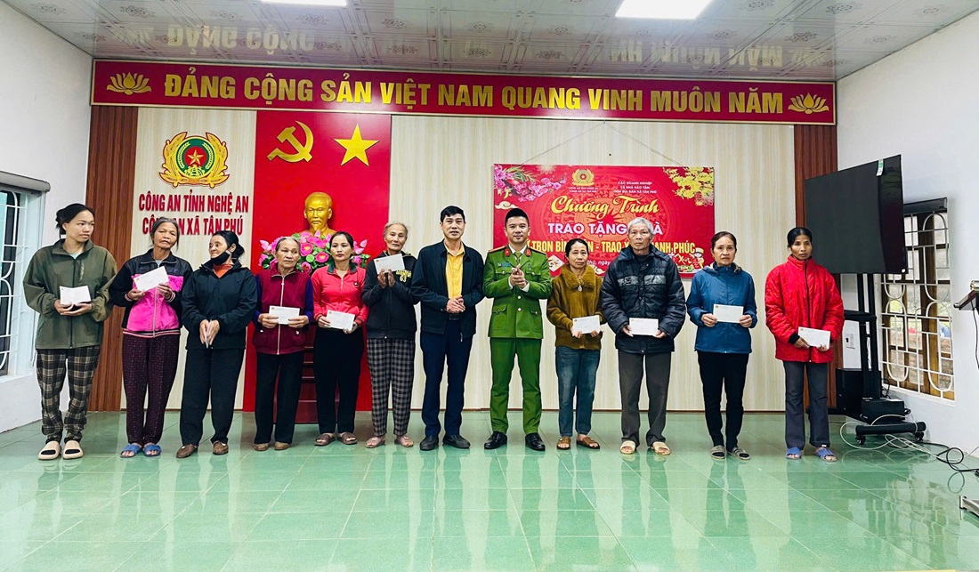 Công an xã Tân Phú trao quà 