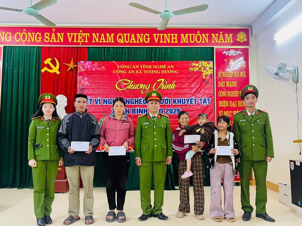 Công an xã Tương Dương tặng quà hoàn cảnh khó khăn