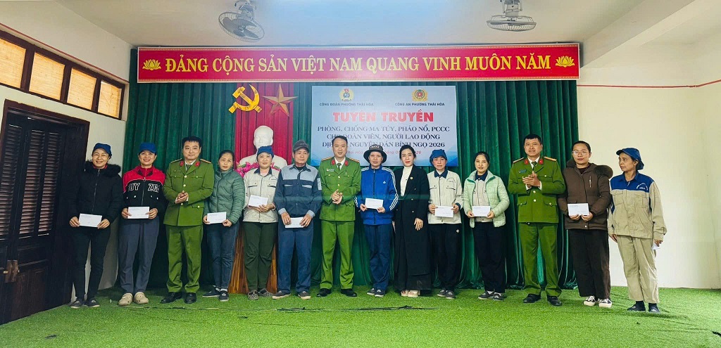 Công an phường trao quà tặng đoàn viên công đoàn, người lao động có hoàn cảnh khó khăn