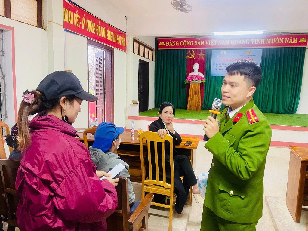 Công an phường Thái Hòa tuyên truyền, giáo dục pháp luật cho công nhân lao động