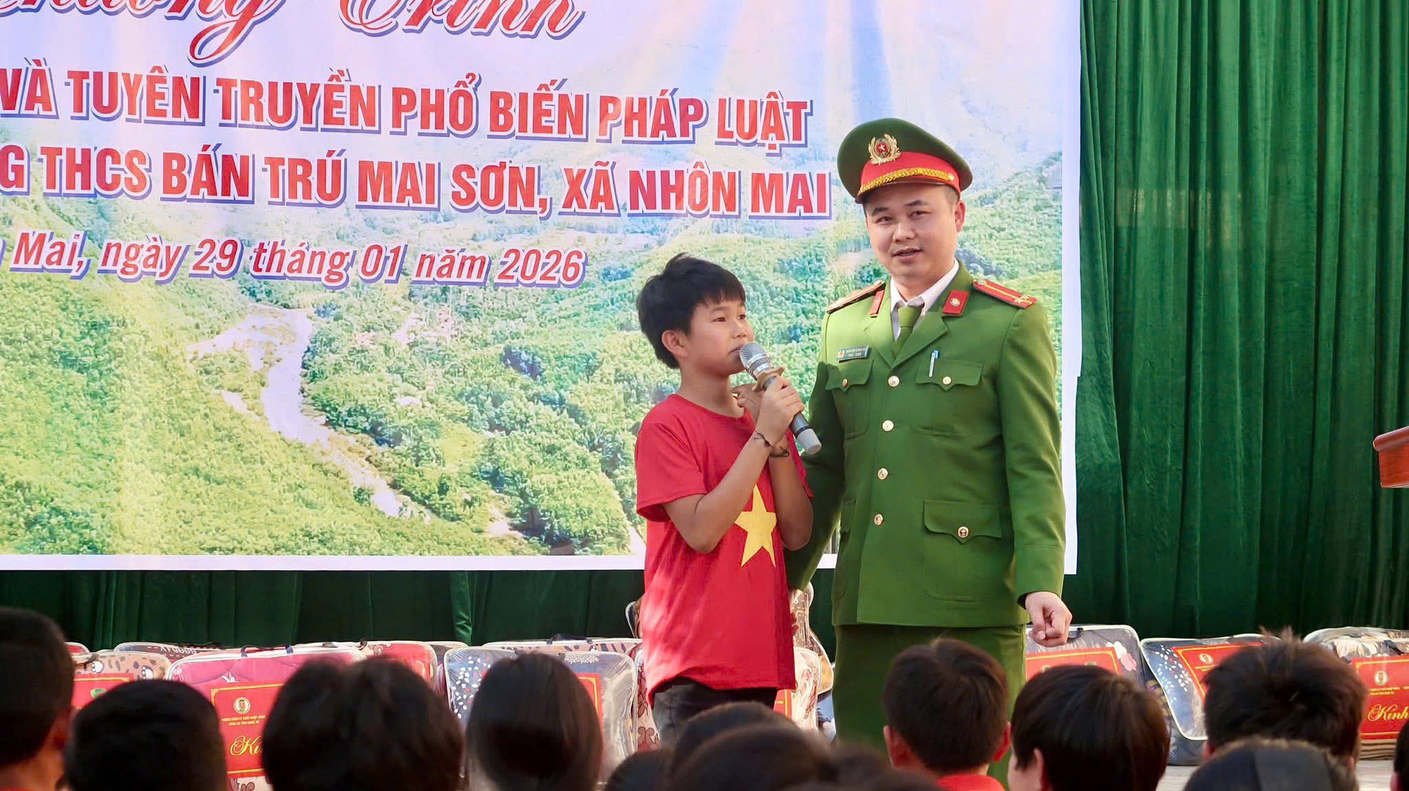 Công an xã Nhôn Mai tuyên truyền pháp luật về xuất, nhập cảnh và an toàn giao thông