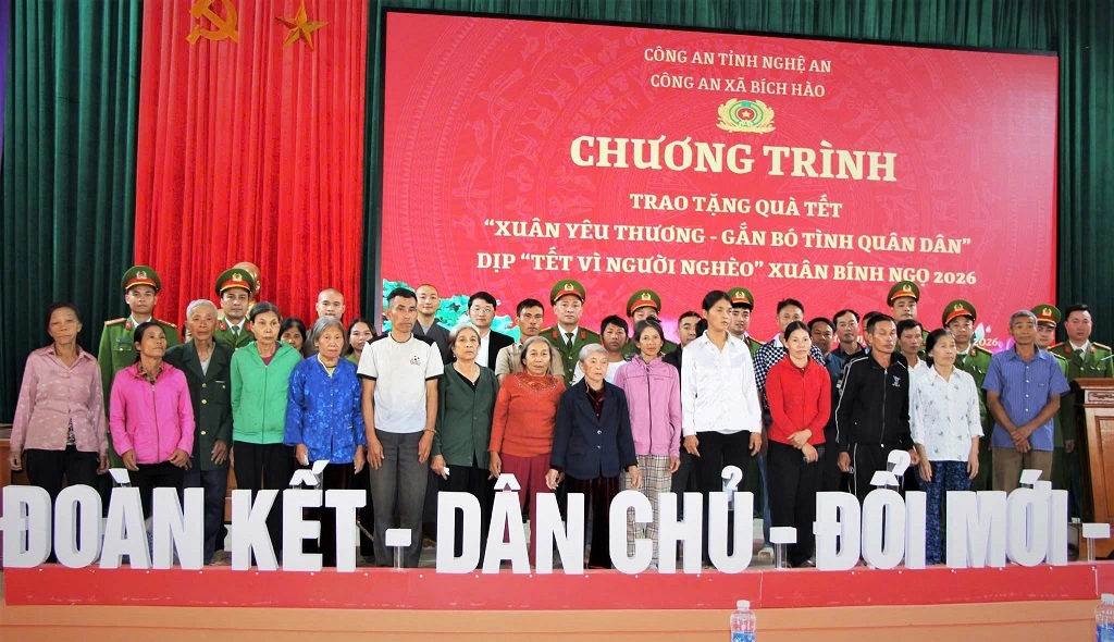 Công an xã trao hơn 30 suất quà Tết tặng hộ nghèo, hộ cận nghèo, gia đình chính sách và gia đình có hoàn cảnh đặc biệt khó khăn 