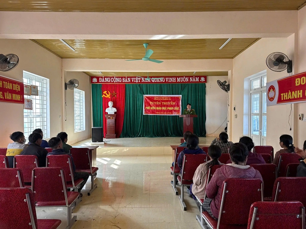 Công an xã Mường Xén tuyên truyền, phổ biến pháp luật tại bản Đồng Dưới