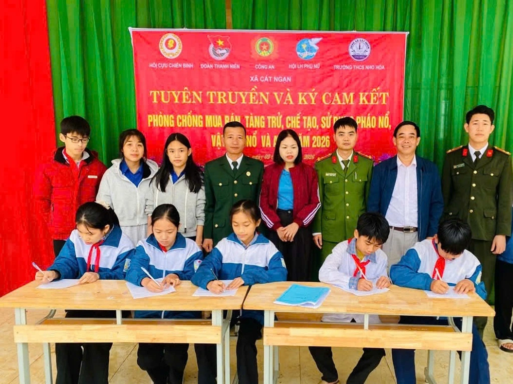 Công an xã Cát Ngạn tuyên truyền, phổ biến pháp luật về vũ khí, vật liệu nổ, pháo và ATGT tại trường THCS