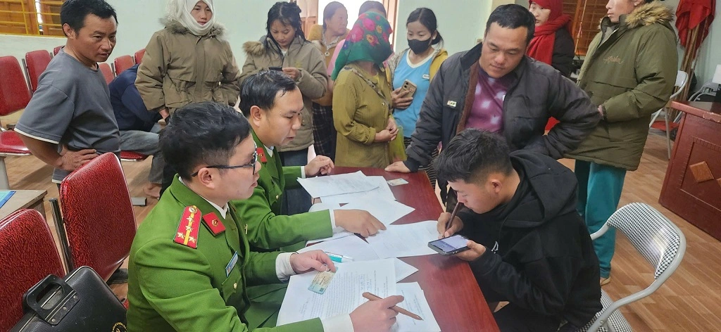 Công an xã Mường Lống tổng rà soát, kiểm tra cư trú
