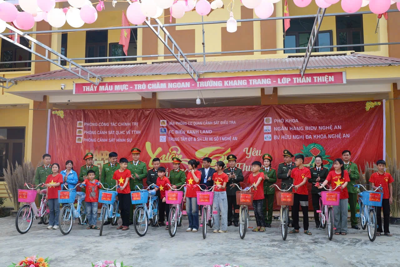 Đoàn công tác trao tặng 20 xe đạp tới học sinh có hoàn cảnh khó khăn tại Trường Phổ thông dân tộc bán trú trung học cơ sở Yên Thắng 