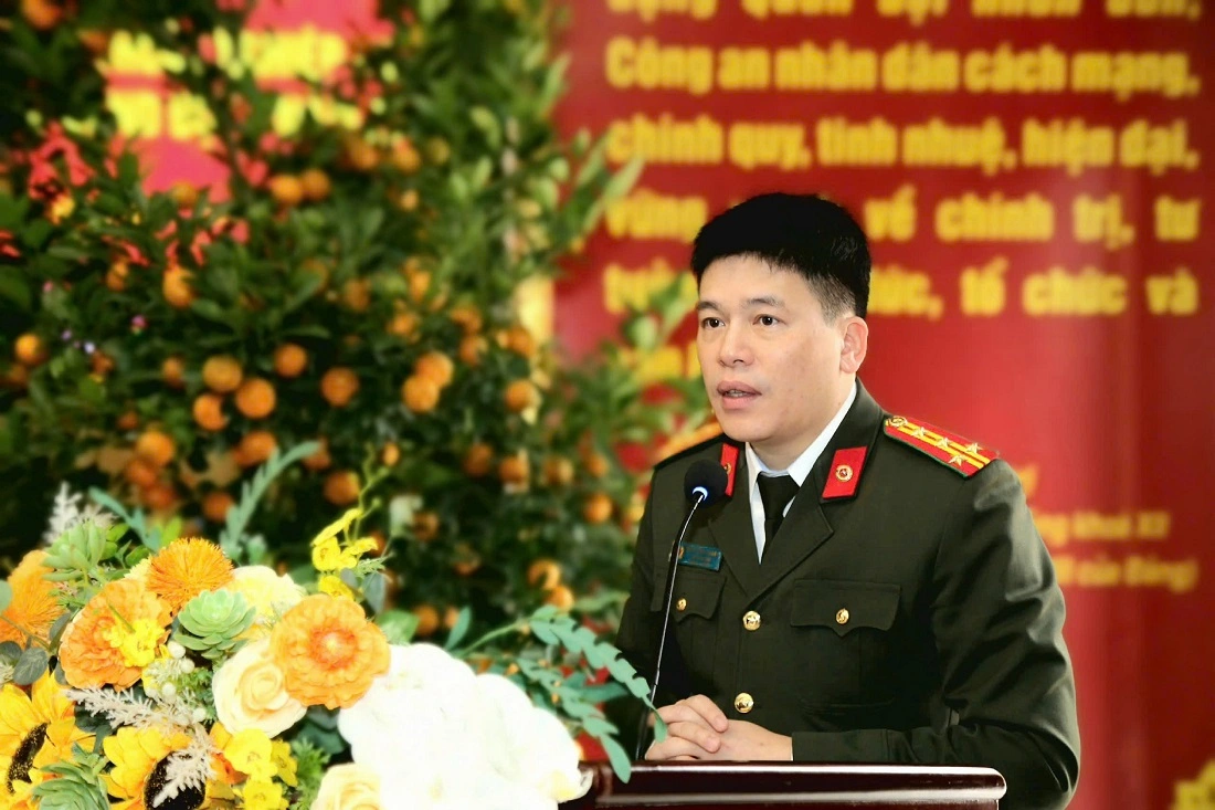 Đồng chí Đại tá Trần Hồng Quang, Phó Bí thư Đảng ủy, Phó Giám đốc Công an tỉnh phát biểu tại Hội nghị