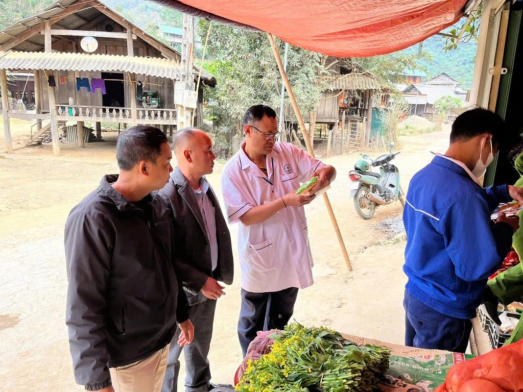 Công an xã Bắc Lý và ban, ngành ra quân kiểm tra vệ sinh ATTP