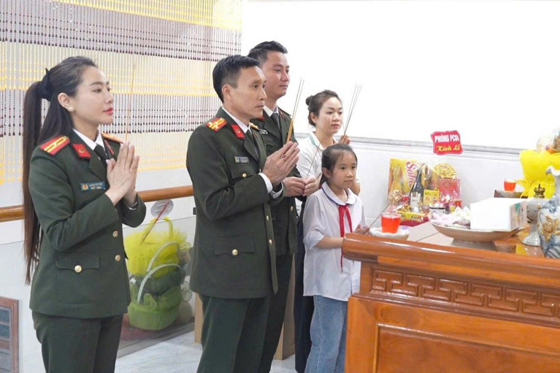 Đoàn công tác thắp hương tri ân Liệt sĩ Sầm Quốc Nghĩa