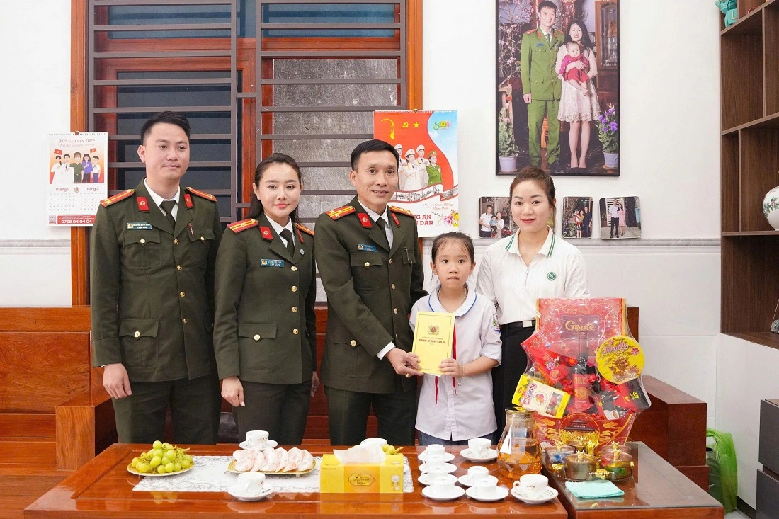 Đồng chí Thượng tá Hồ Minh Sơn, Phó Trưởng phòng Tổ chức cán bộ cùng Đoàn công tác thăm hỏi, trao quà Tết và hỗ trợ kinh phí Chương trình “Mẹ đỡ đầu” đến em Sầm Gia Hân